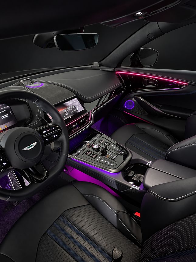 Aston Martin DBX: торпедо и консоль с места водителя, розовый контур