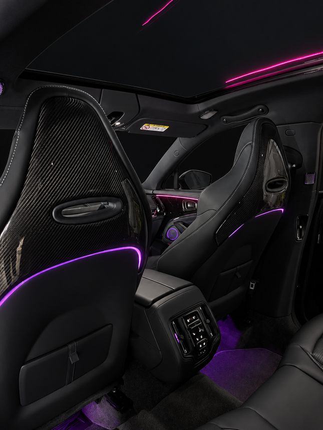 Aston Martin DBX: задний ряд, фиолетовые линии на спинках передних сидений