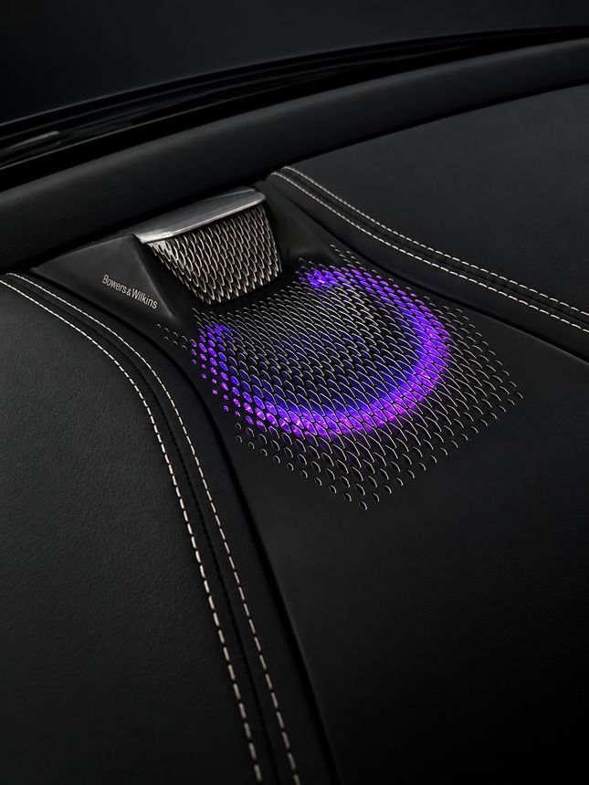 Aston Martin DBX: динамик на торпедо крупно, фиолетовый свет