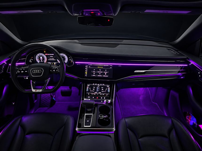 Audi Q8: торпедо фронтально, фіолетове світло