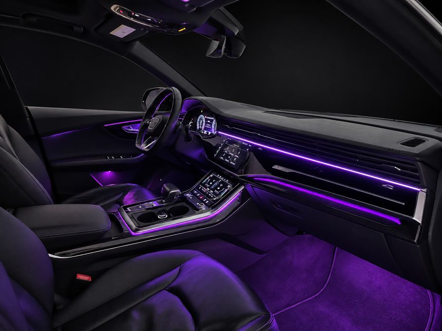Audi Q8: торпедо і консоль, фіолетове світло