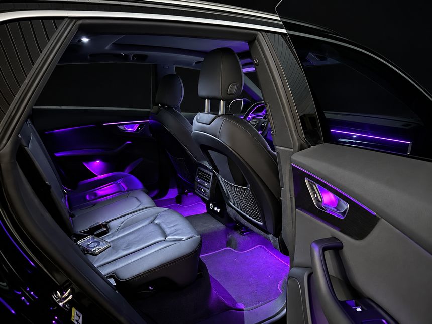 Светодиодная подсветка салона Audi Q8: задний ряд и задняя дверь, фиолетовый свет