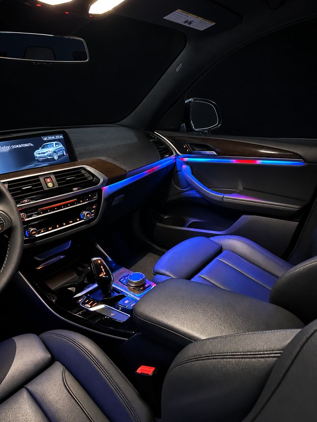 BMW X3 G01: торпедо і консоль з пасажирського боку, синьо-червоний перелив