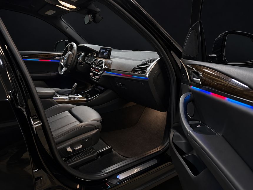 BMW X3 G01: вигляд збоку: торпедо і відчинені двері