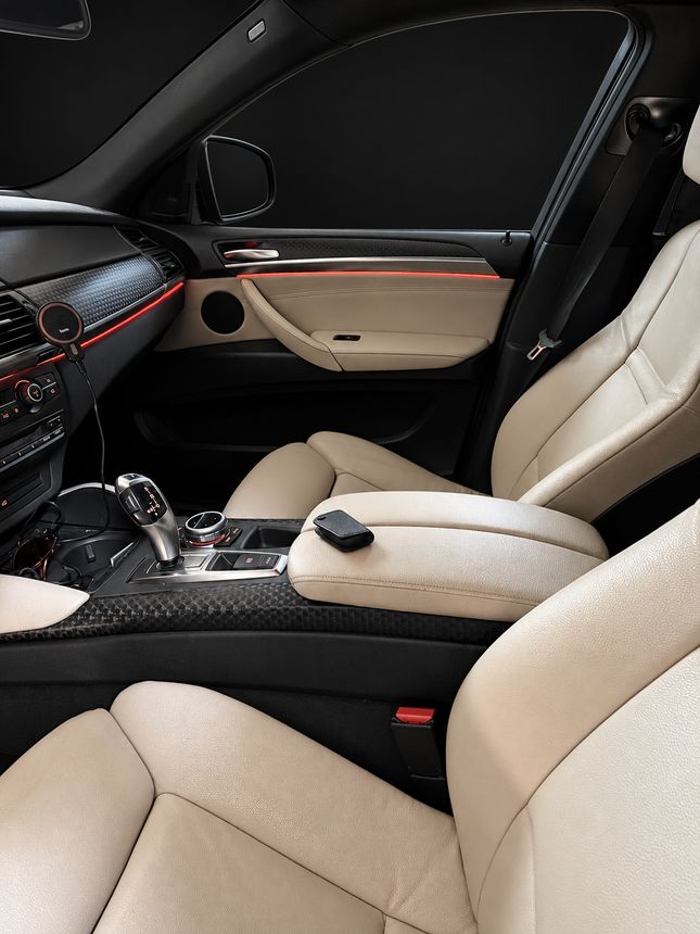BMW X5 E70: світлий салон, червона лінія по торпедо й дверях