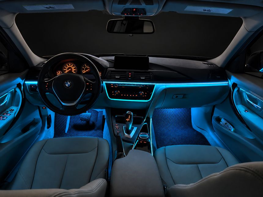 BMW 3 серія: торпедо фронтально, світлий салон, блакитне світло