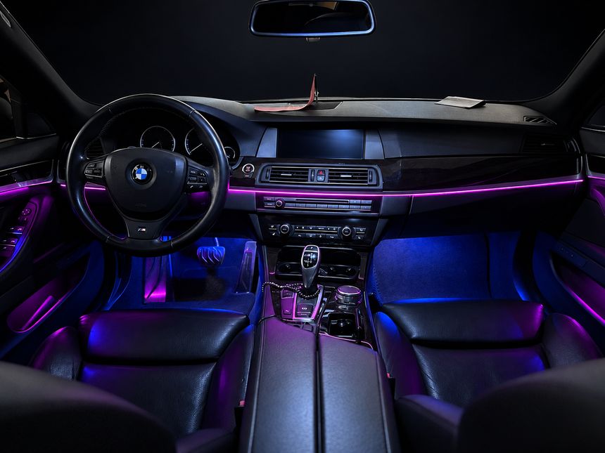 BMW 5 серія: торпедо фронтально, пурпурне світло