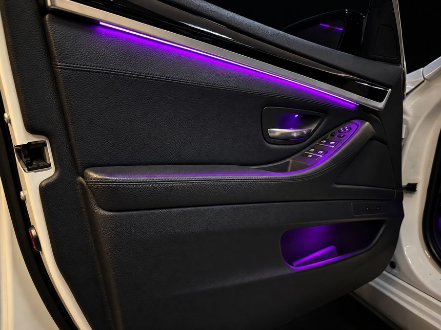 BMW 5 серія: передні двері крупно