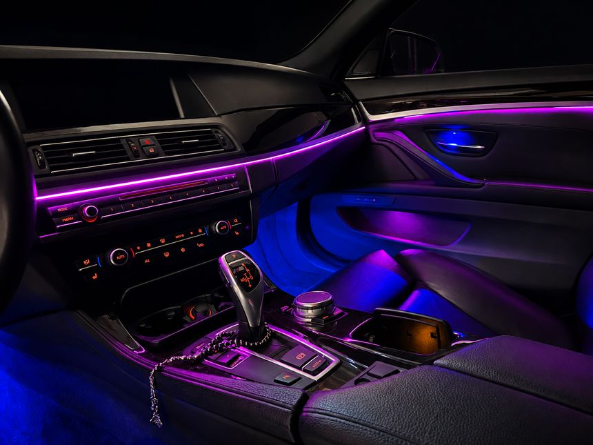 BMW 5 серія: торпедо і двері пасажира