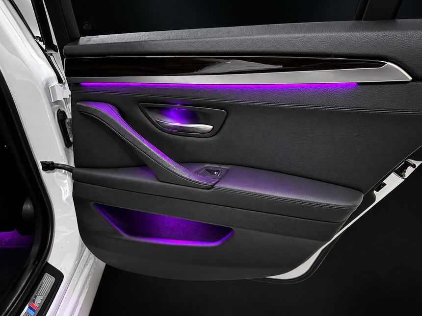 BMW 5 серія: задні двері крупно, білий кузов