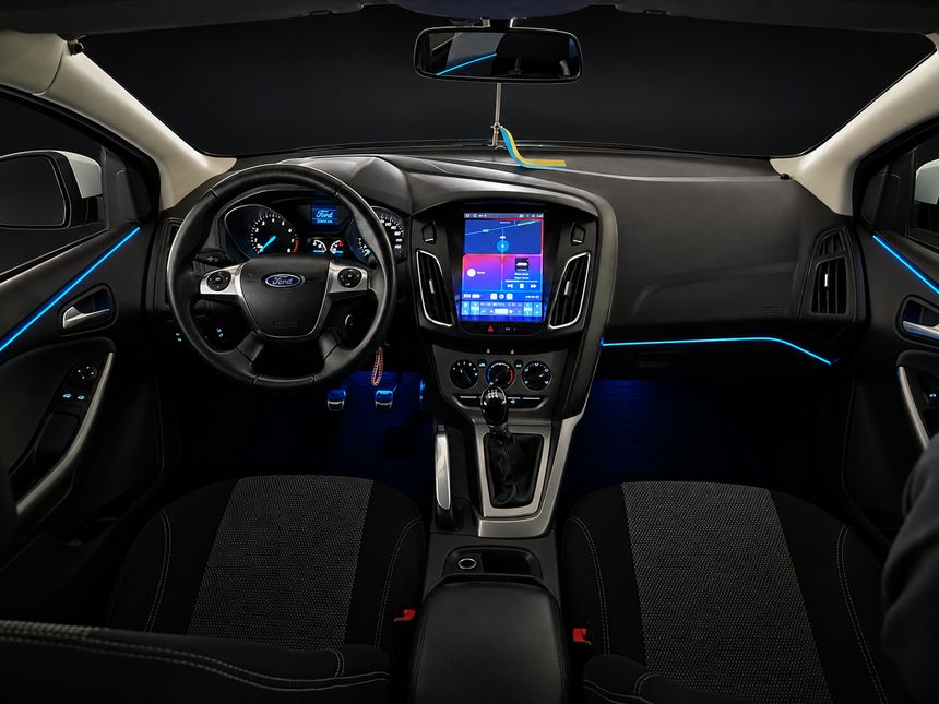 Ford Focus: торпедо фронтально, блакитна стрічка