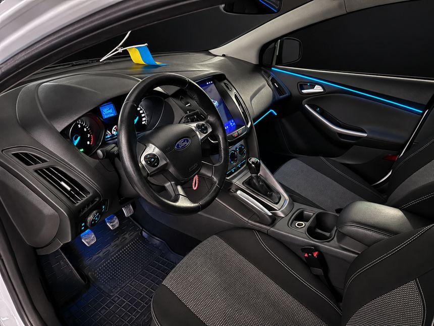 Ford Focus: водійське місце, блакитна стрічка