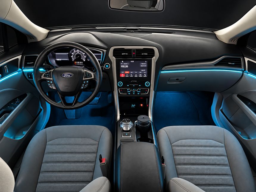 Ford Fusion: торпедо фронтально, блакитна стрічка