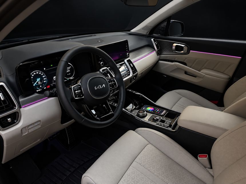 Kia Sorento: світлий салон, тонка рожева лінія