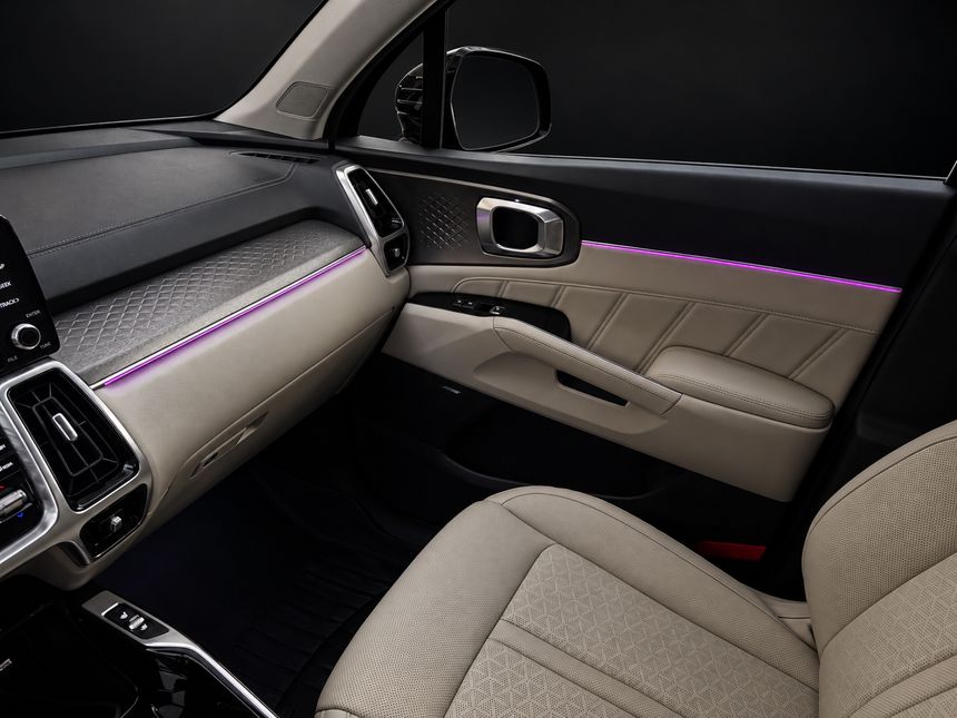 Kia Sorento: торпедо і двері пасажира, світлий салон