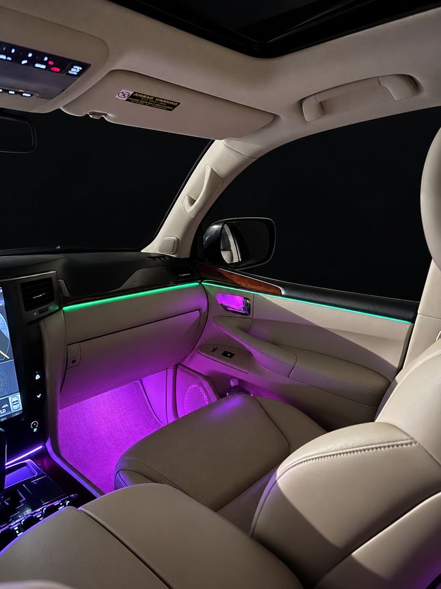 Lexus LX: место пассажира, зелёный контур и фиолетовые ноги