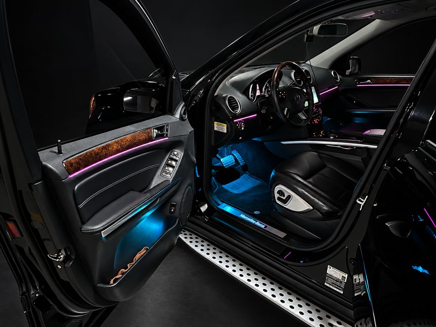 Mercedes-Benz GL: открытая дверь, салон снаружи