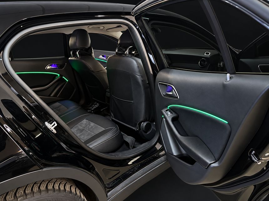 Mercedes-Benz GLA X156: открытая задняя дверь, зелёная линия