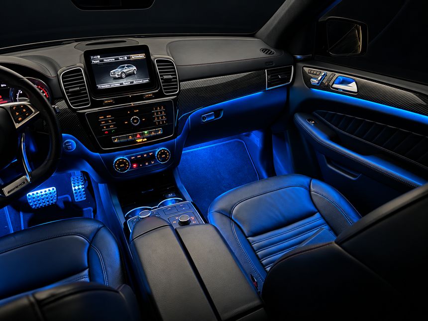 Mercedes-Benz GLE: торпедо і двері, синє світло