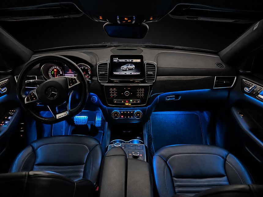 Mercedes-Benz GLE: торпедо фронтально, синє світло