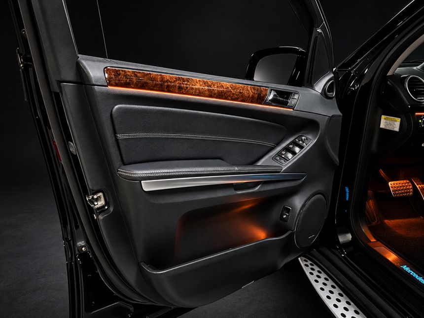 Mercedes-Benz ML: дверна карта, бурштинове світло