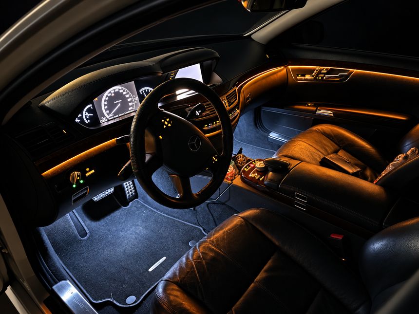 Mercedes-Benz S-клас: водійське місце, бурштинове світло