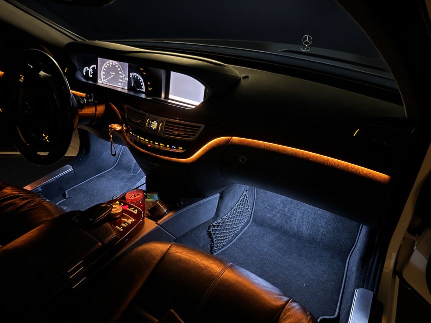 Mercedes-Benz S-клас: торпедо пасажира, бурштинове світло