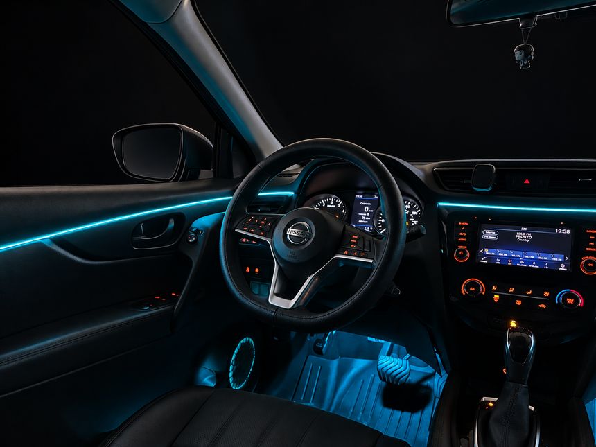Контурная подсветка салона Nissan Qashqai: руль и торпедо с места водителя, бирюзовый свет