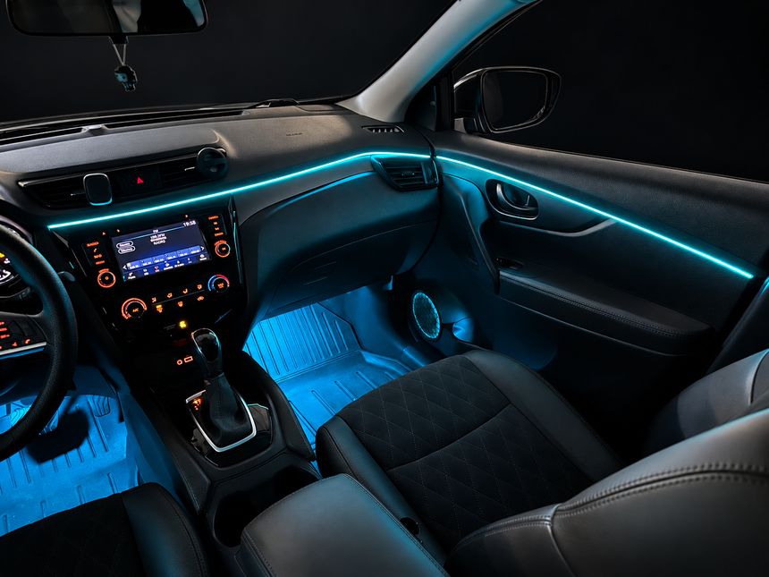 Nissan Qashqai: торпедо і двері пасажира, блакитне світло