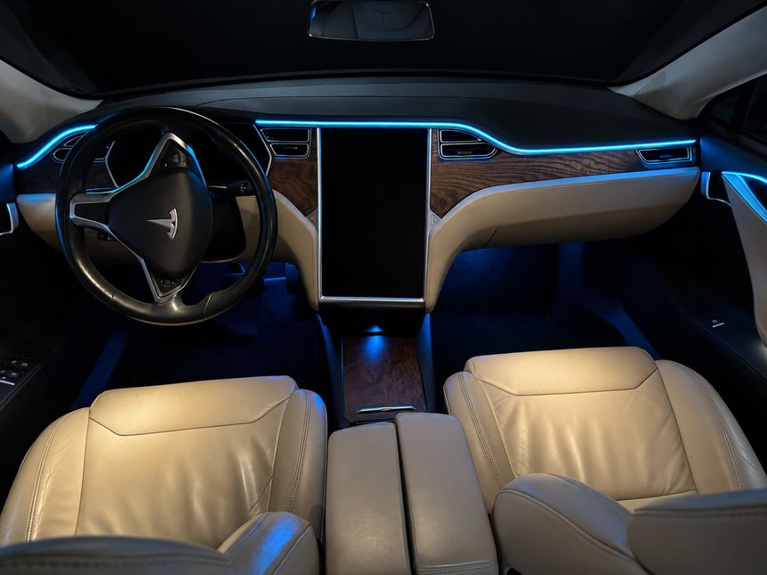 Tesla Model S: торпедо фронтально, світлий салон, блакитна стрічка