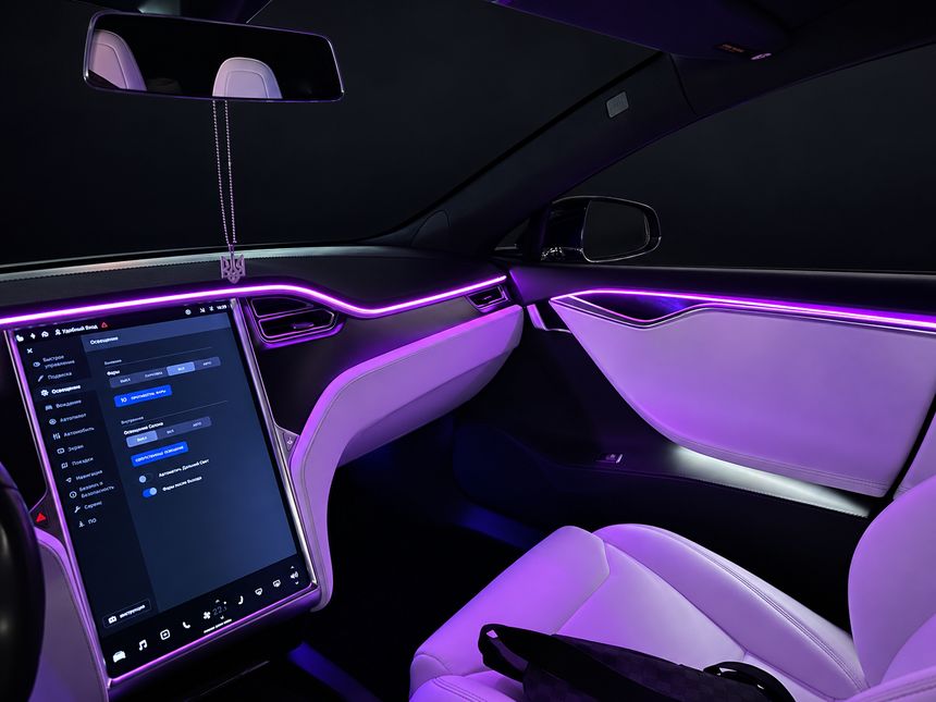 Tesla Model S: екран і двері пасажира, білий салон