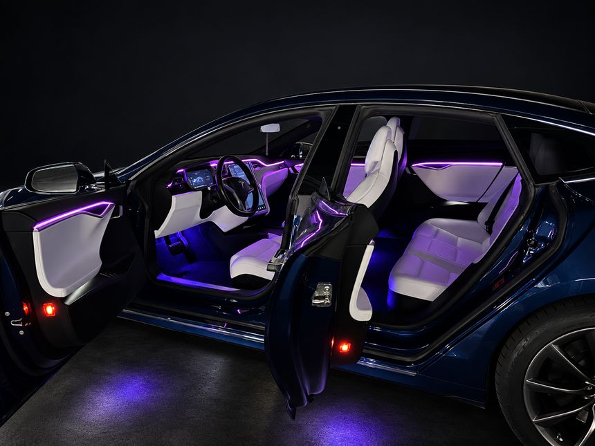 Tesla Model S: авто збоку з відчиненими дверима