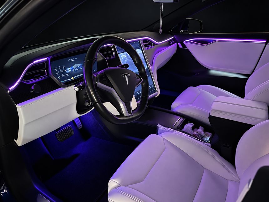 Tesla Model S: білий салон з боку водія