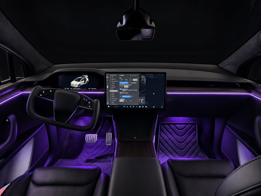 Tesla Model X: торпедо по центру, фіолетове світло