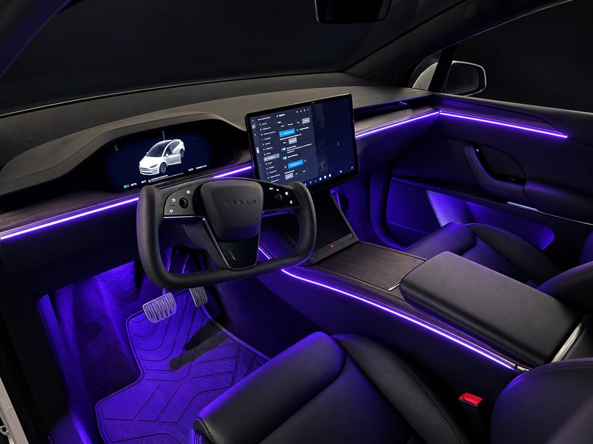 Tesla Model X: торпедо і консоль по діагоналі
