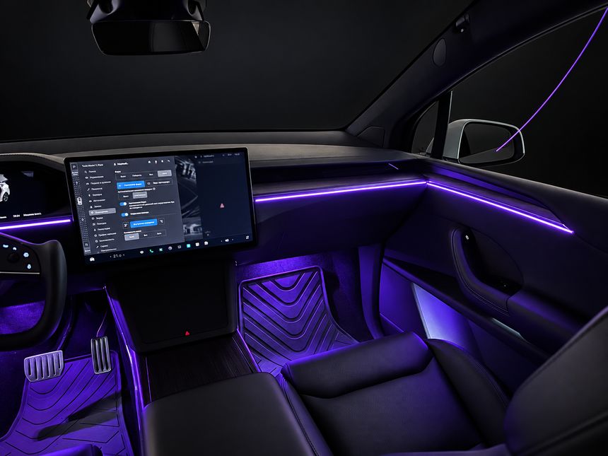 Tesla Model X: місце пасажира, фіолетове світло