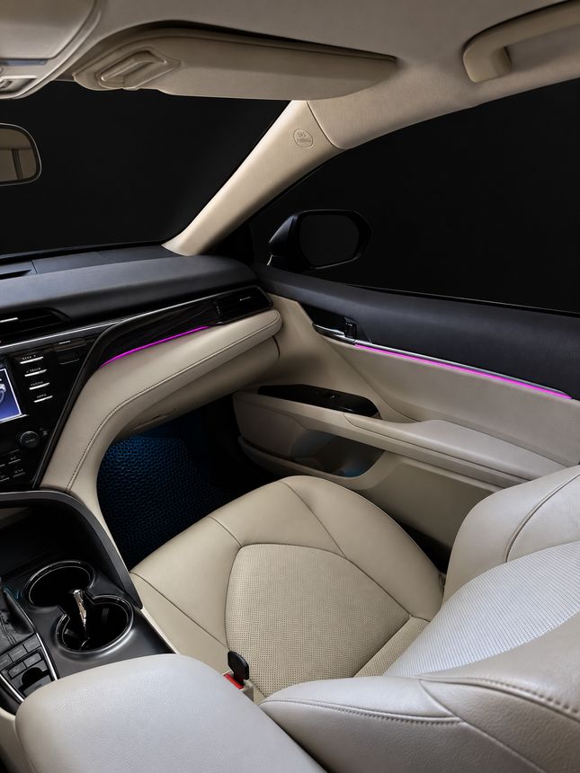 Toyota Camry XV70: светлый салон, торпедо и передняя дверь со стороны пассажира