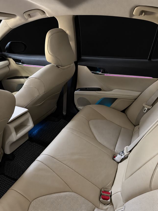 Toyota Camry XV70: задний ряд, светлый салон